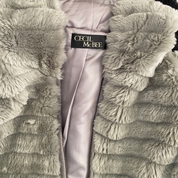 BNWOT Gorgeous Fur Coat with hood - Picture 4 of 5